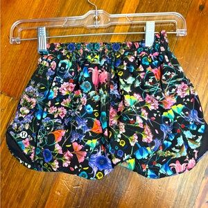 LULULEMON RARE WOMENS DAY SHORTS hotty hot shorts size 0 amazing condition